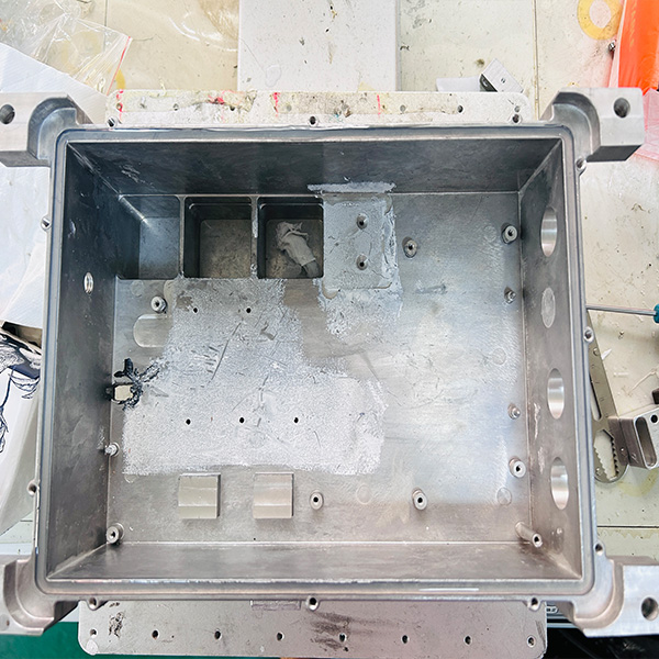 汽车配件凹槽螺杆阀涂胶项目